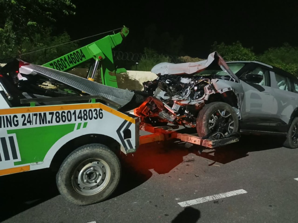 Accident Vehicle Crane Towing Recovery Lucknow